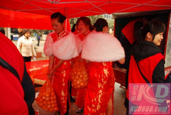 “爱心助桔农 义卖柑橘”—模特参加爱心义卖