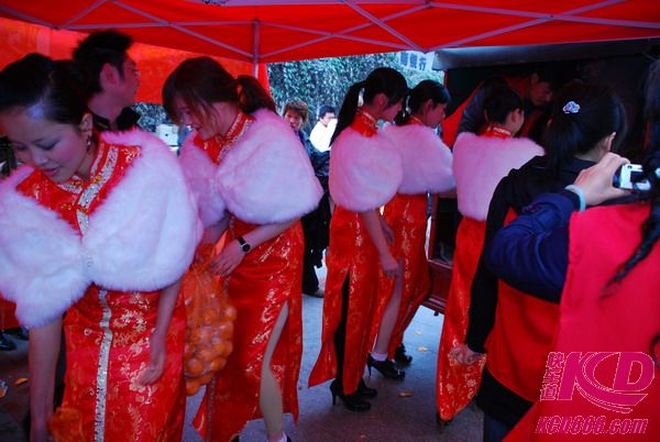 “爱心助桔农 义卖柑橘”—模特参加爱心义卖