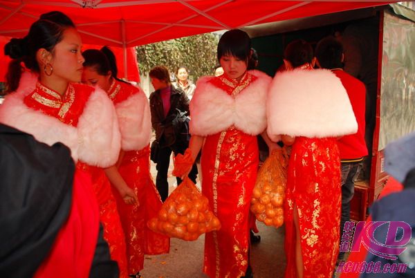 “爱心助桔农 义卖柑橘”—模特参加爱心义卖